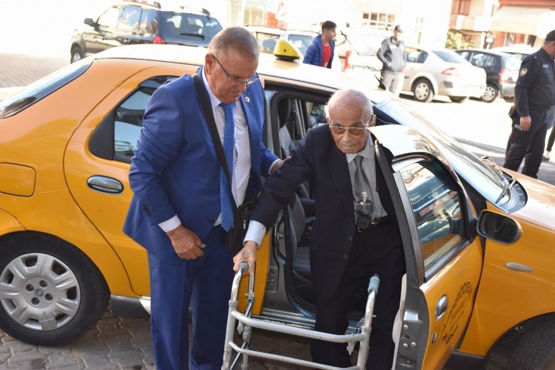 12 yaşında g&ouml;rd&uuml;ğ&uuml; Atat&uuml;rk i&ccedil;in 94 yaşında t&ouml;renlere koştu