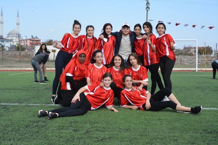 Çanakkale’de kızların renkli futbol maçı G2