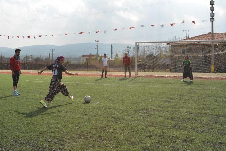 Çanakkale’de kızların renkli futbol maçı G3
