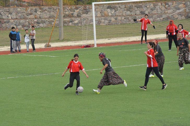 Çanakkale’de kızların renkli futbol maçı G4