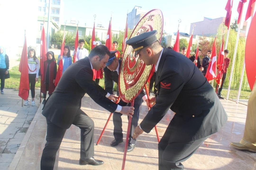 Atat&uuml;rk, d&uuml;zenlenen t&ouml;renle anıldı