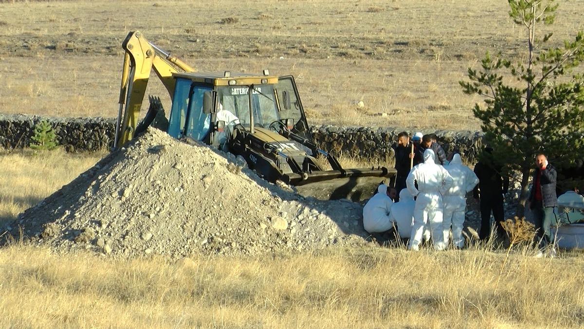 Antalya'da &ouml;l&uuml; bulunan 4 kişilik aile, Erzurum'da toprağa verildi