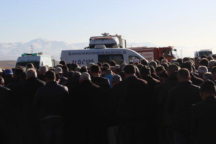 Antalya'da ölü bulunan 4 kişilik aile, Erzurum'da toprağa verildi G2