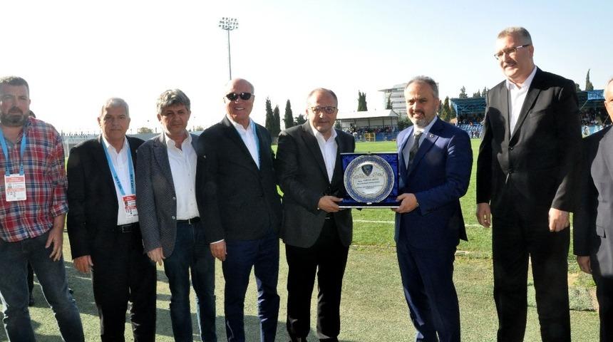 Karacabey Belediyespor&rsquo;dan Alinur Aktaş&rsquo;a plaket