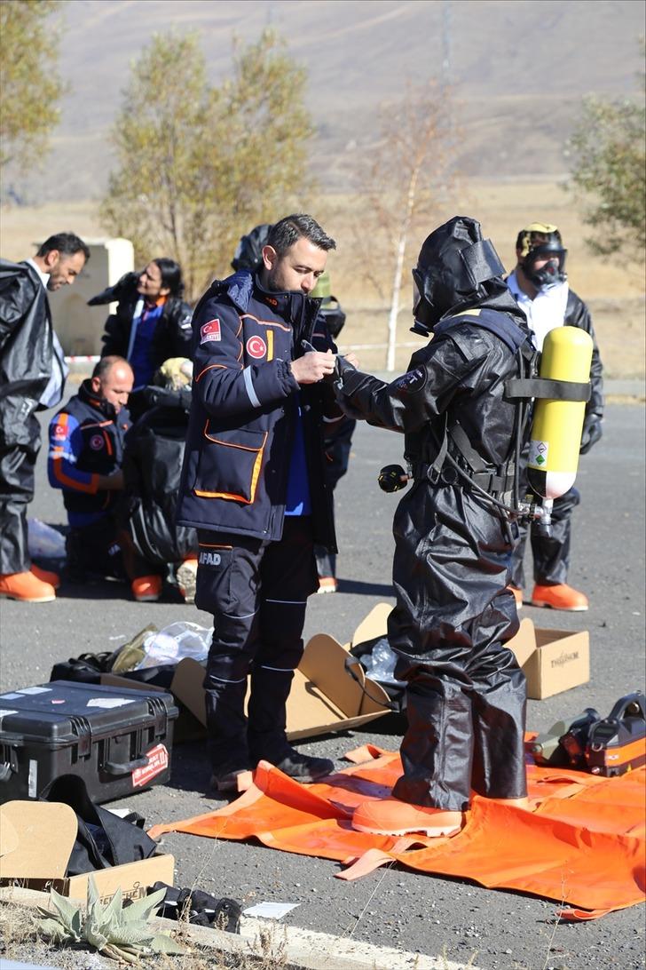 Antalya'da ölü bulunan 4 kişilik aile, Erzurum'da toprağa verildi G3