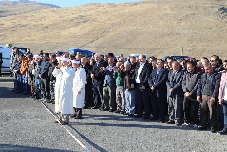 Antalya'da ölü bulunan 4 kişilik aile, Erzurum'da toprağa verildi G5