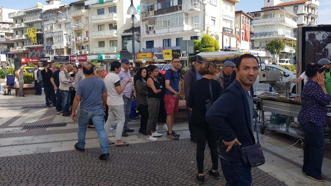 Kuşadası&rsquo;nda Atat&uuml;rk ve şehitler hayrına lokma d&ouml;k&uuml;ld&uuml;