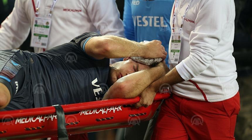 Trabzonsporlu Sörloth hastaneye kaldırıldı