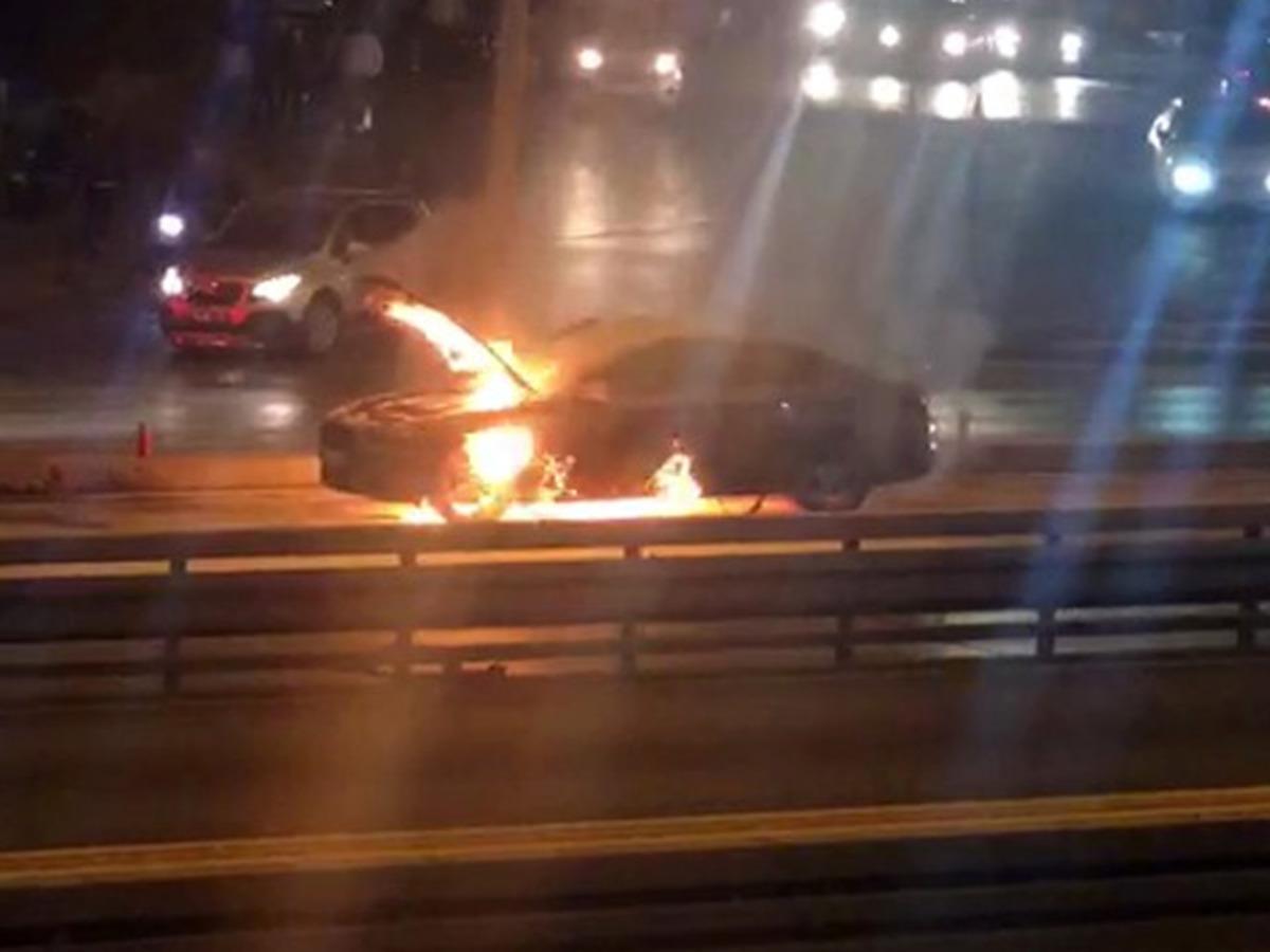 İstanbul trafiğini kilitleyen olay! L&uuml;ks ara&ccedil; alev topuna d&ouml;nd&uuml;!