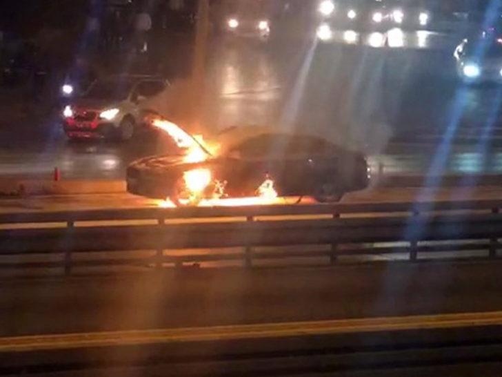 İstanbul trafiğini kilitleyen olay! Lüks araç alev topuna döndü! G3