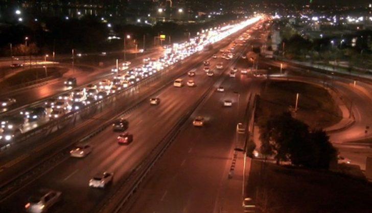 İstanbul trafiğini kilitleyen olay! Lüks araç alev topuna döndü! G2