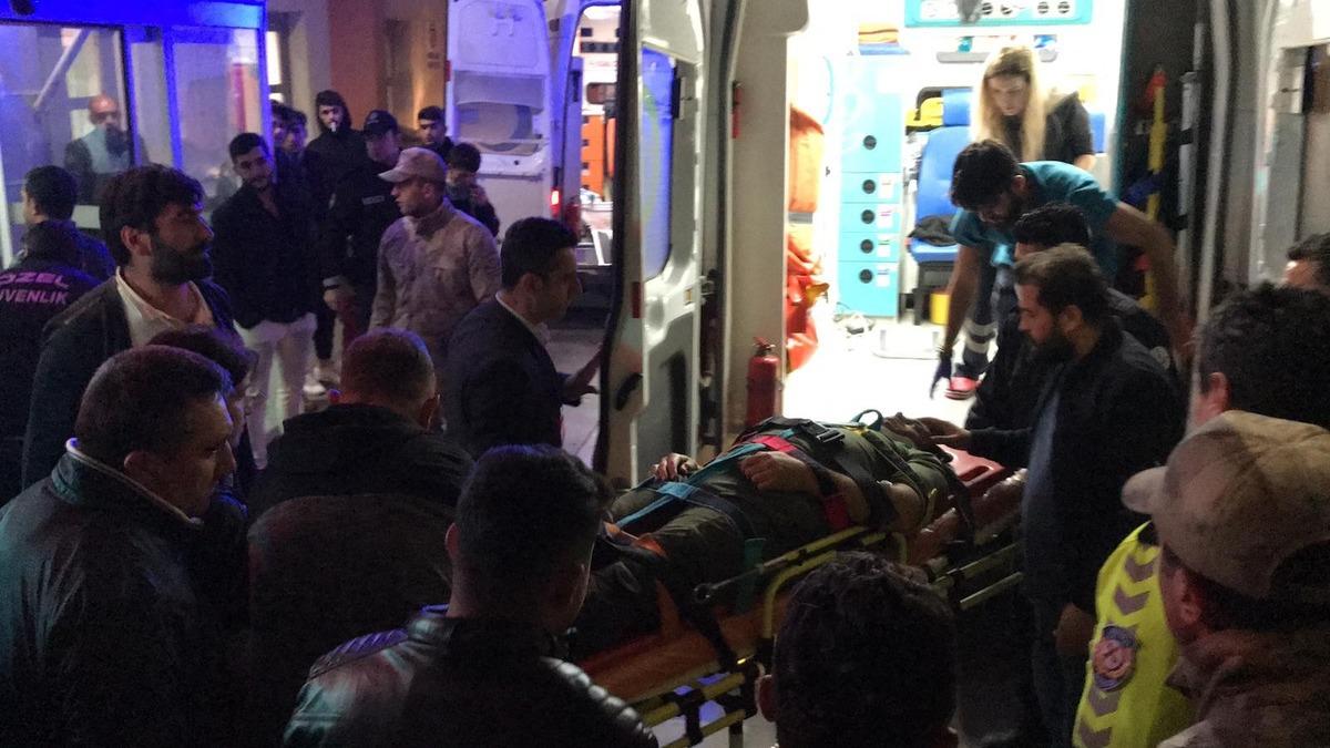 Acı haber gece yarısı geldi! Batman'da askeri ara&ccedil; devrildi: &Ccedil;ok sayıda yaralı var!