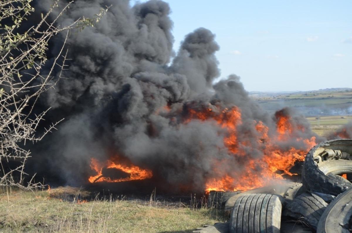 Y&uuml;zlerce lastiği ateşe verdiler