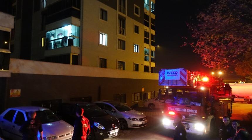 Evde kilitli kalan &ccedil;ocukları itfaiye kurtardı