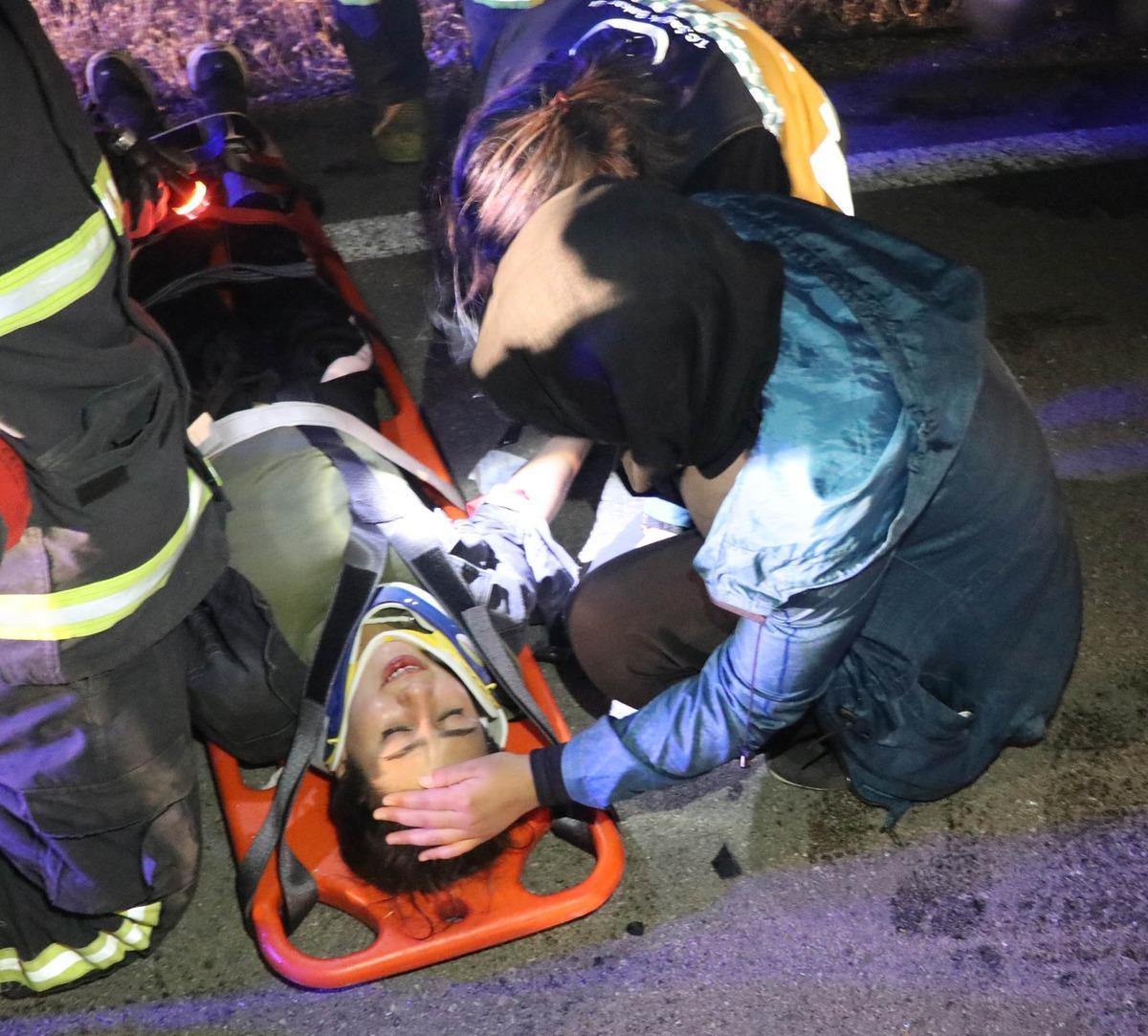 &Uuml;ş&uuml;yen yaralı gen&ccedil; kızın &uuml;zerini itfaiye erleri montlarıyla &ouml;rtt&uuml;