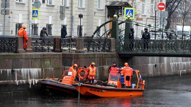 Dalgıçlar St Petersburg'daki Moika nehrinde delil arıyor