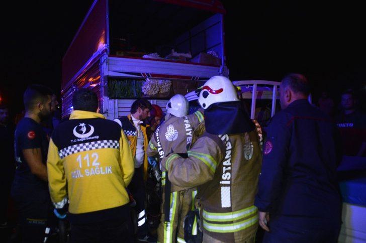 Esenlerde feci kaza! Sıkışan sürücü güçlükle kurtarıldı! G2