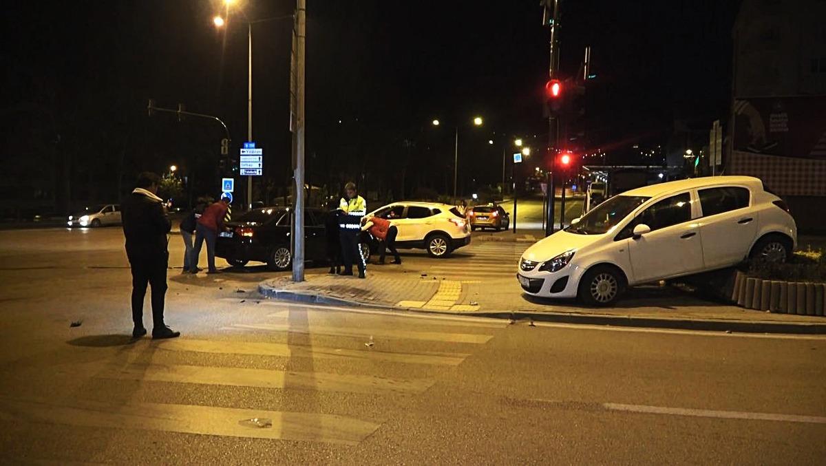 Bursa'da feci kaza! 3 yaralı