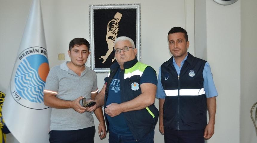 Vatandaşın düşürdüğü cüzdanı Büyükşehir personeli buldu