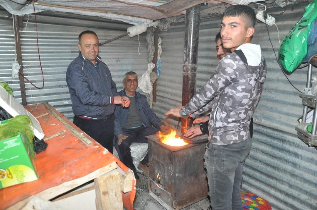 Soğuk havaya karşı soba yakarak m&uuml;şteri bekliyorlar