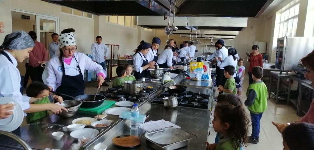 Minik &ouml;ğrenciler Davutlar MYO&rsquo;da mutfağa girdi