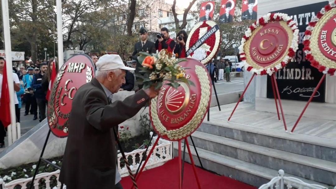 Her t&ouml;rende Ata&rsquo;sına koşuyor, yetiştirdiği &ccedil;i&ccedil;ekleri sunuyor