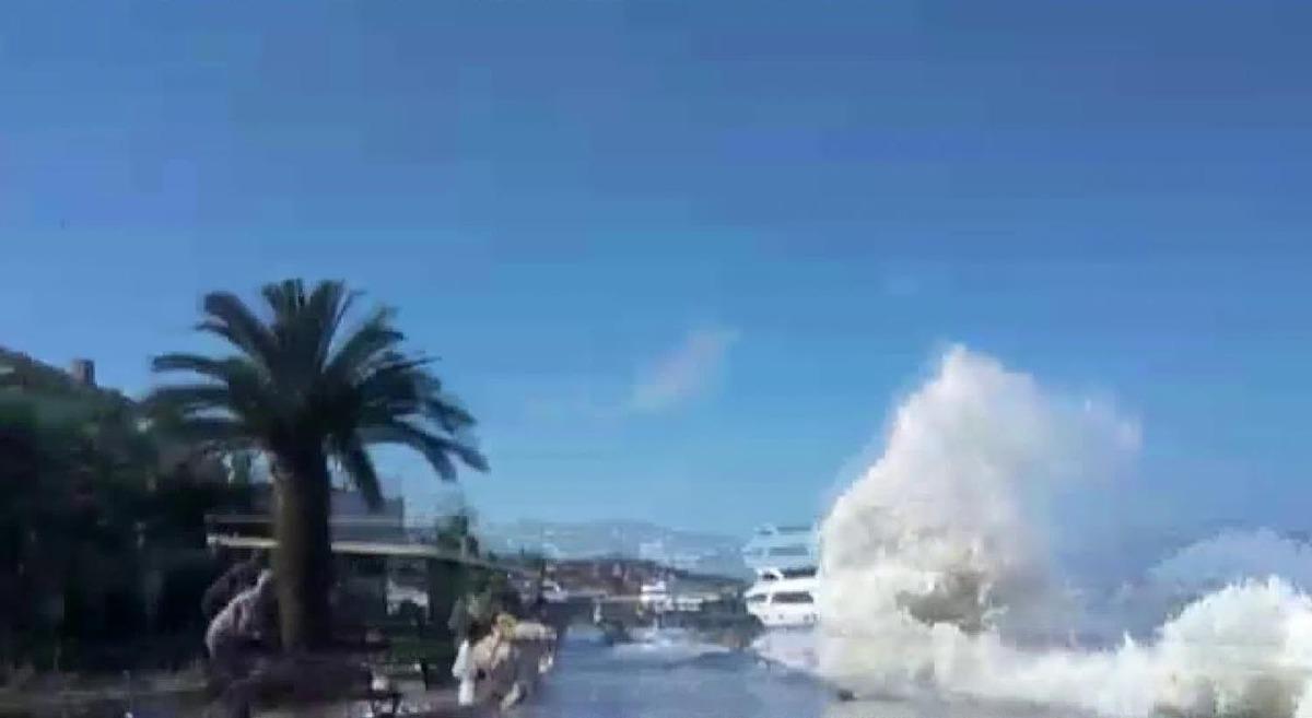 B&uuml;y&uuml;kada&rsquo;da panik anları! 'Tsunami zannettim'