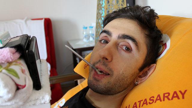 Ağzıyla kullandığı dokunmatik kalemle çektiği videolarla fenomen oldu