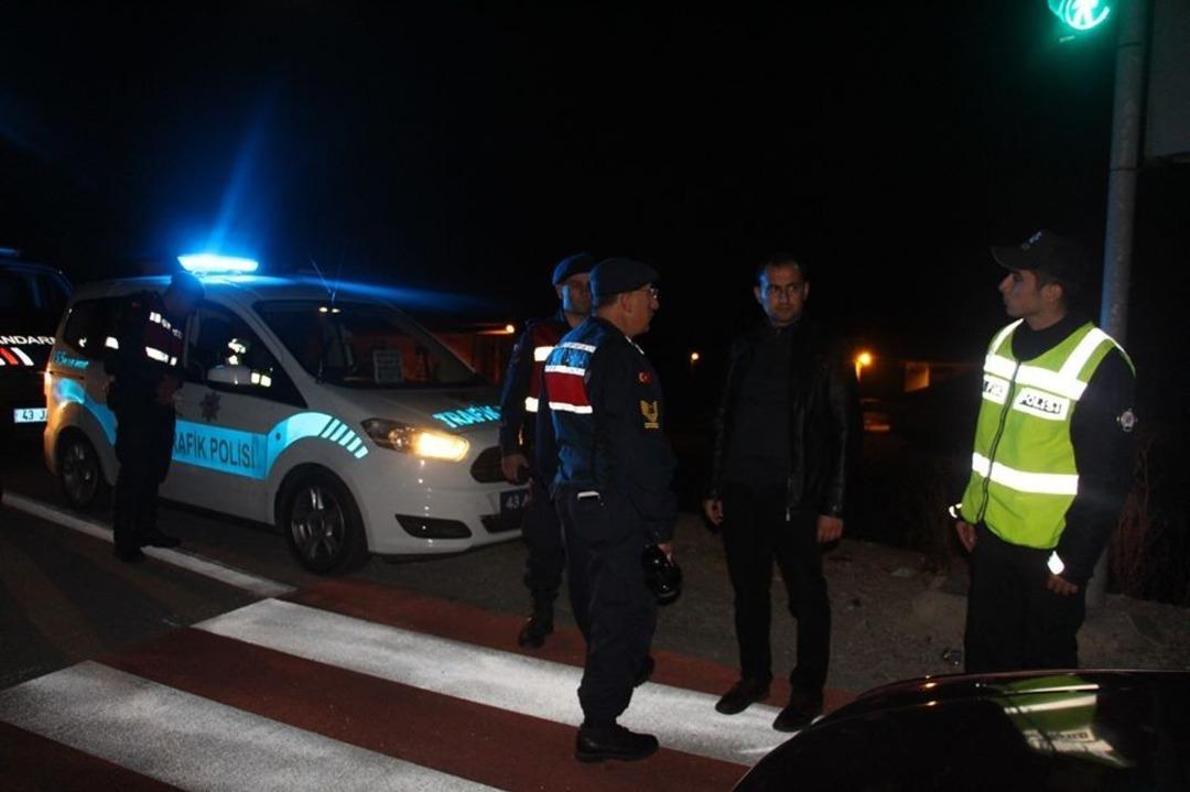 Kaymakam Abbasoğlu, gece yapılan yol uygulamasına katıldı