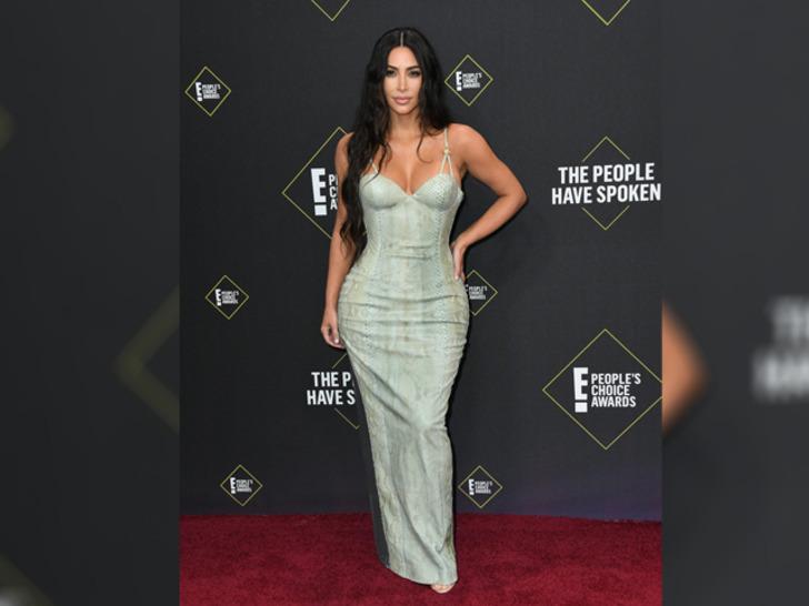 Kim Kardashian elbiseye zor sığdı G4