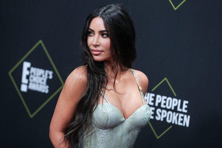 Kim Kardashian elbiseye zor sığdı G3