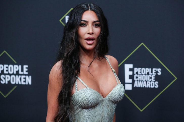 Kim Kardashian elbiseye zor sığdı G5