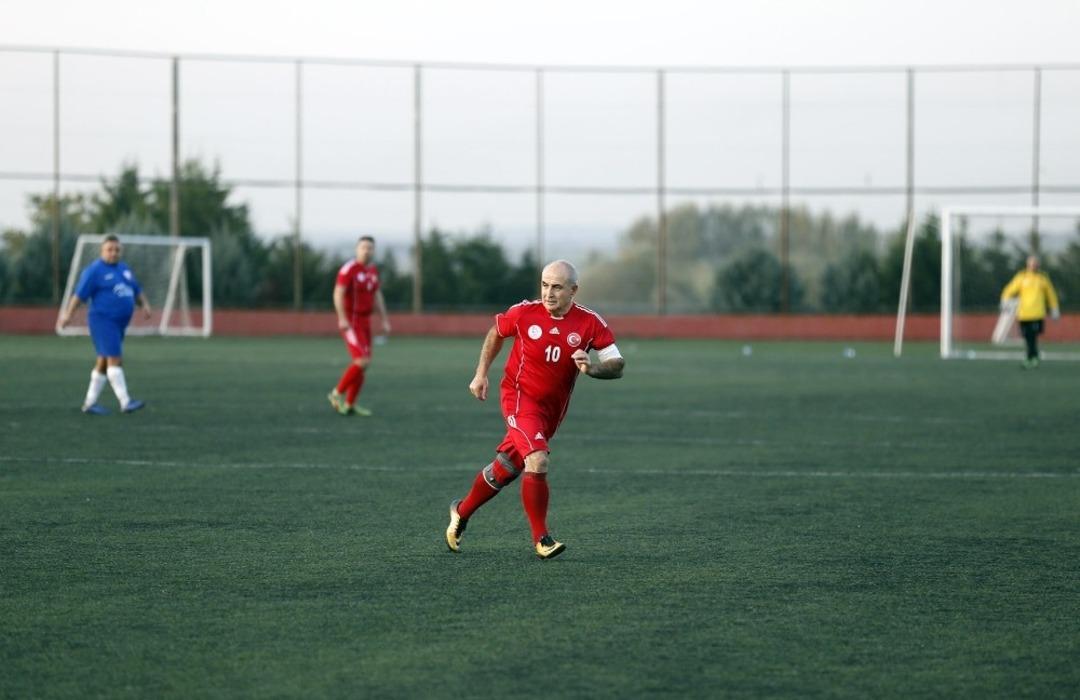 Başkan Akg&uuml;n, İngiliz veteranlar karşısında forma giydi