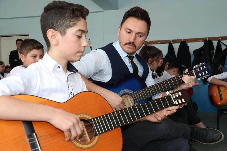 'Konservatuar'a dönüştürdüğü okulda öğrencilerin hayalleri değişiyor G2