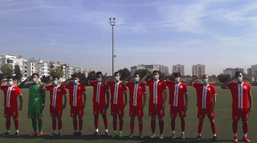 Asker selamıyla ATA&rsquo;yı anıp, taktıkları maskelerle l&ouml;semiye dikkat &ccedil;ektiler