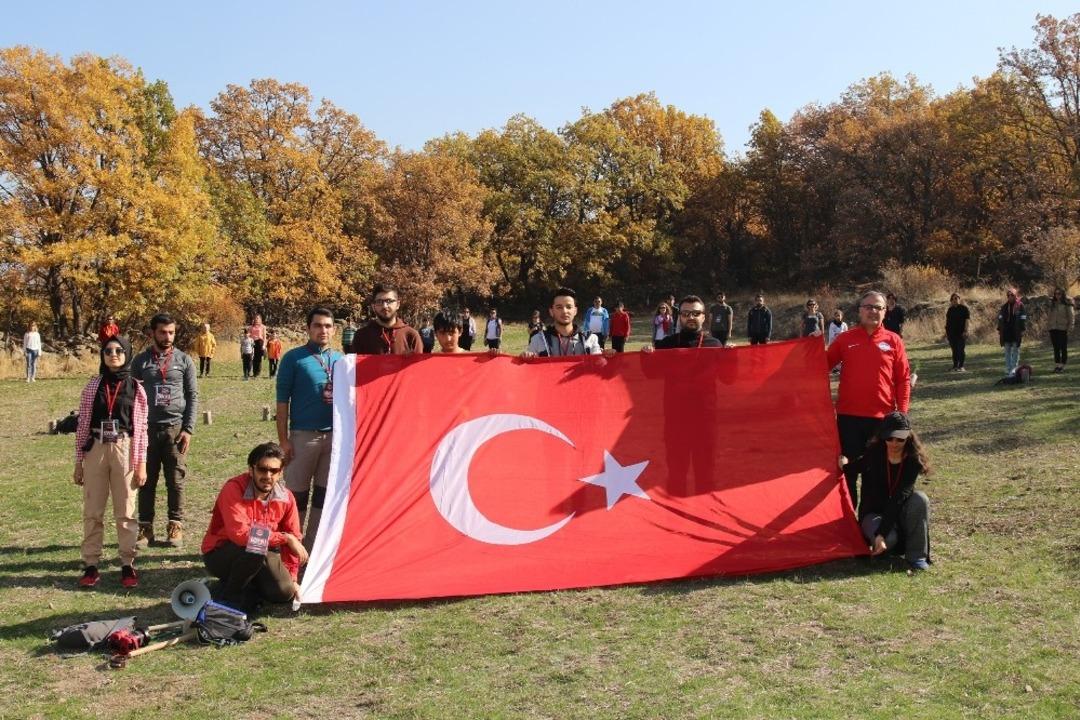 Doğaseverler Atat&uuml;rk anısına fidan dikti