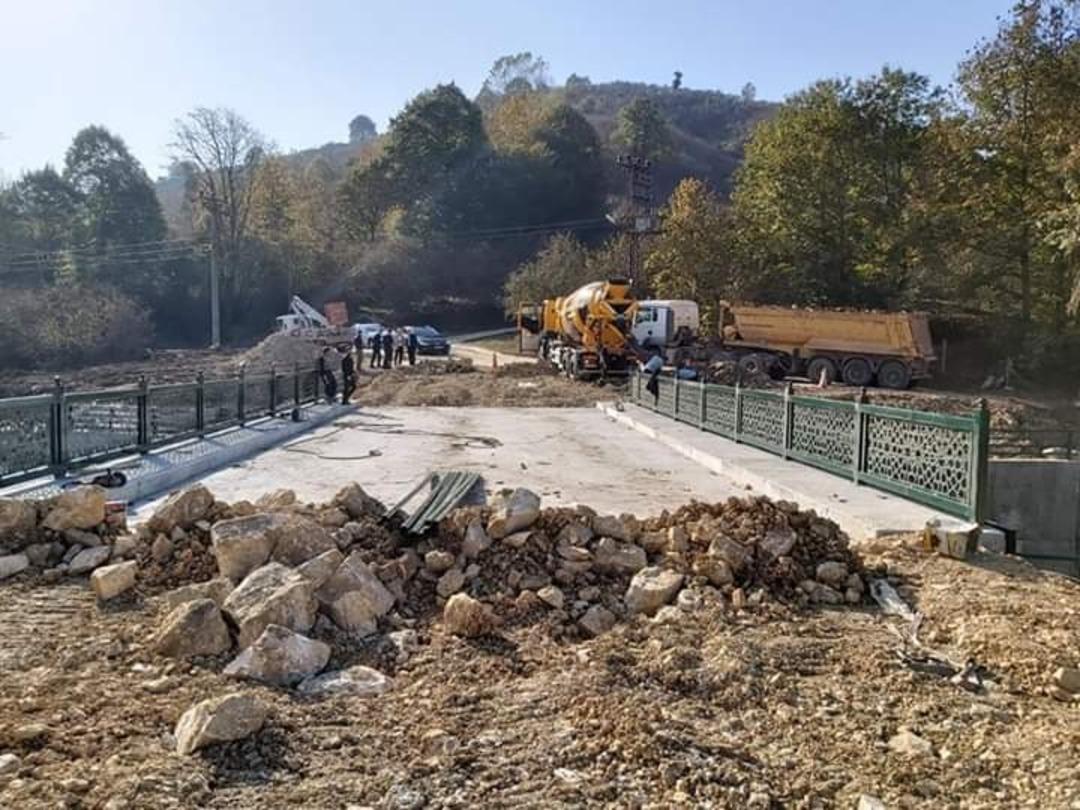 Kaymakam &Ouml;zt&uuml;rk k&ouml;y yolları &ccedil;alışmalarını inceledi