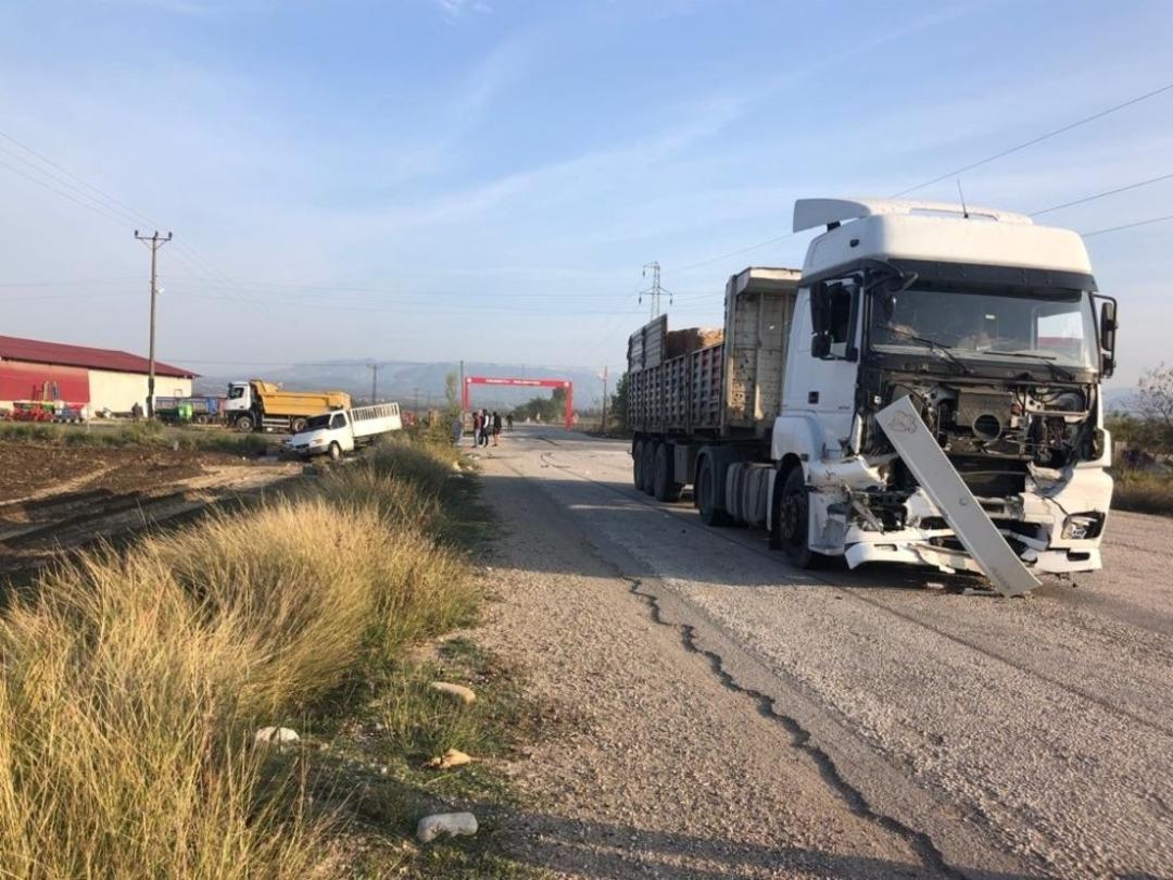 Osmaniye&rsquo;de tır ile iş&ccedil;i taşıyan kamyonet &ccedil;arpıştı: 3 yaralı