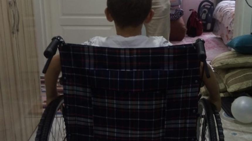 Dost eller bir &ccedil;ocuğun daha y&uuml;z&uuml;n&uuml; g&uuml;ld&uuml;rd&uuml;