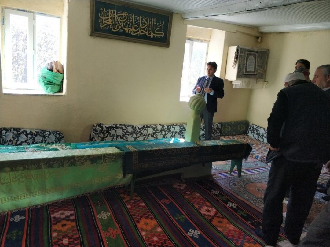 Kaymakam Kaya Karlık Sultan T&uuml;rbesini ziyaret etti, k&ouml;y&uuml; halkının sorunlarını dinledi