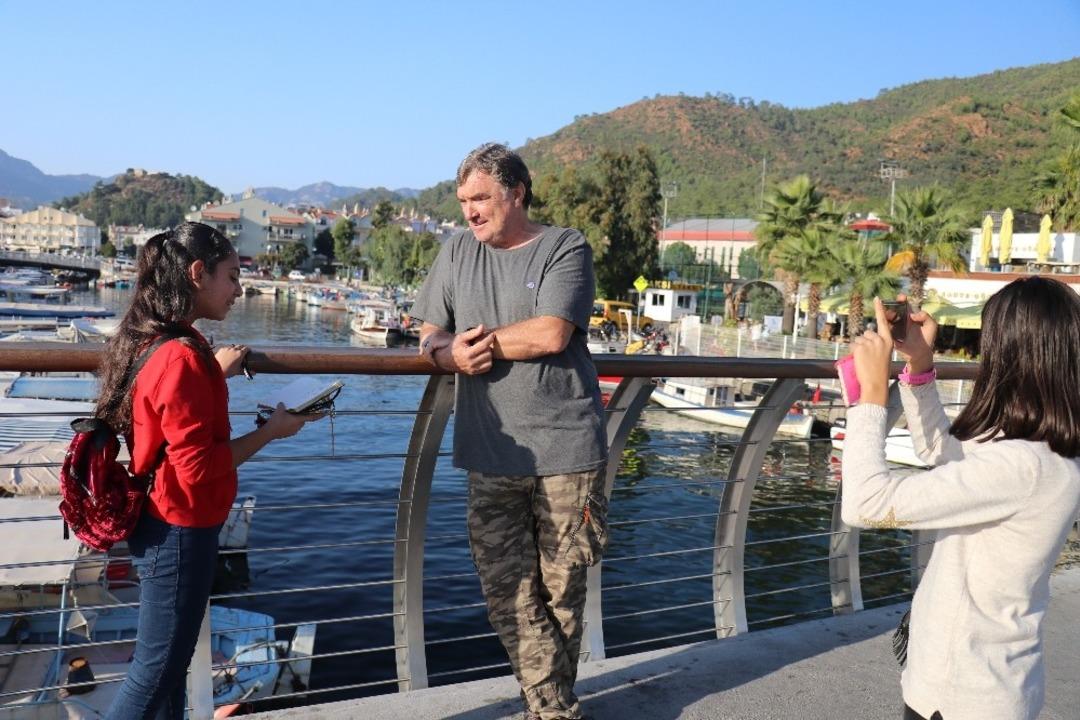 Marmaris&rsquo;in k&uuml;&ccedil;&uuml;k rehberlerine sokakta &uuml;nl&uuml; oyuncu s&uuml;rprizi