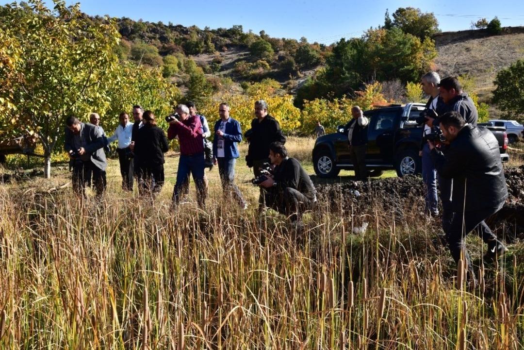 Vali Deniz ve fotoğraf&ccedil;ılar Demirci&rsquo;nin doğal g&uuml;zelliklerini keşfetti