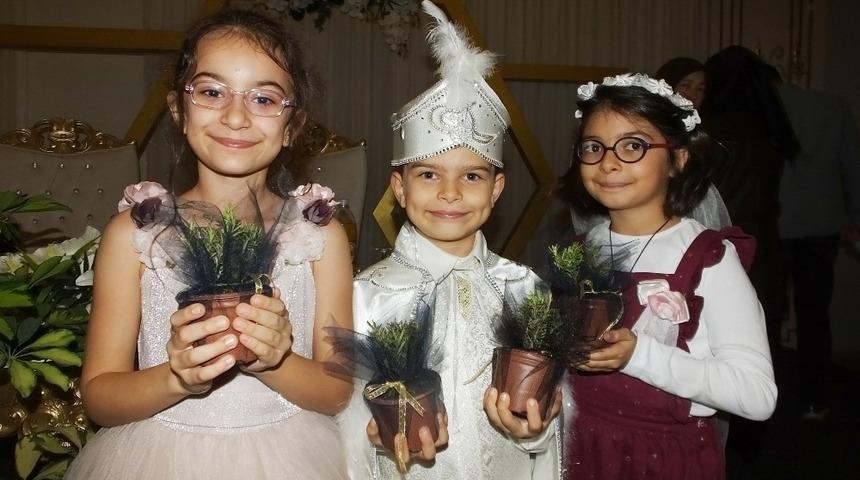 Balıkesir&rsquo;de d&uuml;ğ&uuml;nde şeker yerine fidan dağıtıldı