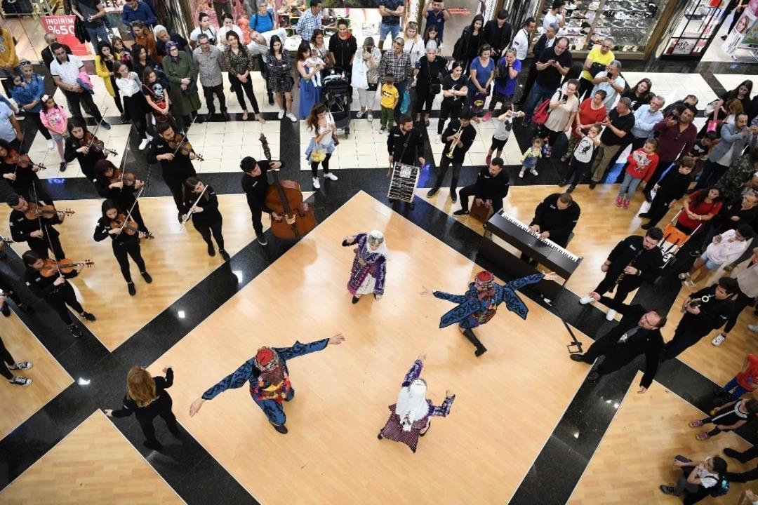 Konyaaltı Belediyesi Oda Orkestrası AVM&rsquo;de konser verdi