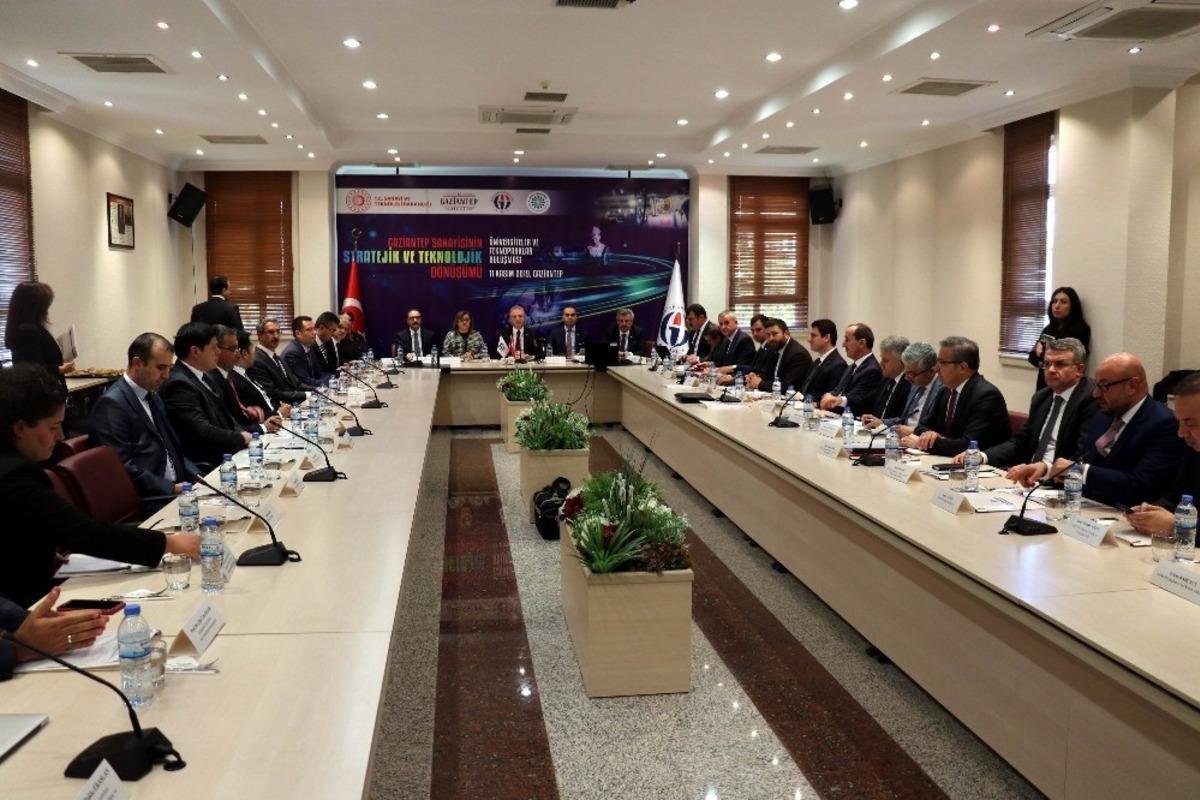 Sanayinin teknolojik d&ouml;n&uuml;ş&uuml;m&uuml; i&ccedil;in yapılması gerekenler masaya yatırıldı