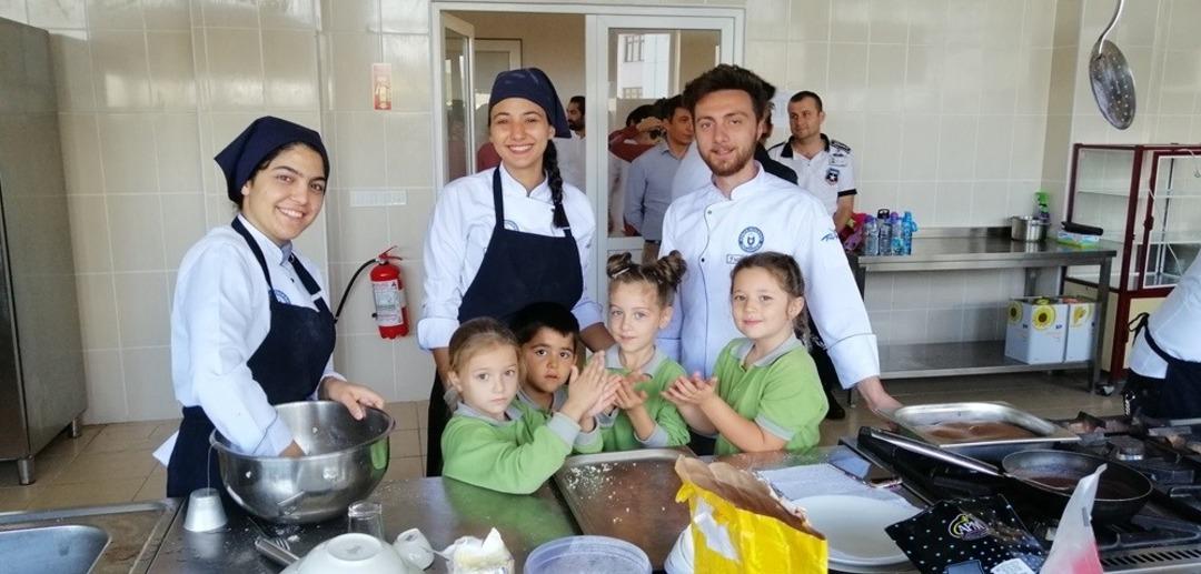 Geleceğin minik şefleri Davutlar MYO mutfağında
