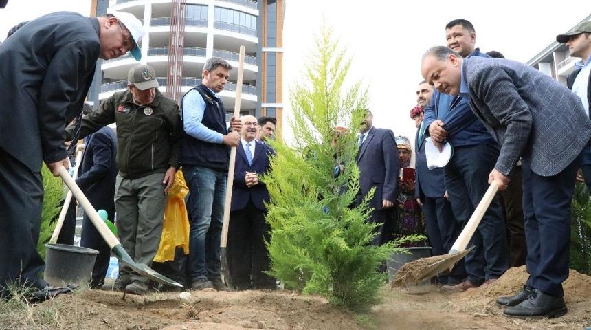 AK Partili Yavuz, Aydın&rsquo;daki fidan dikme seferberliğine katıldı
