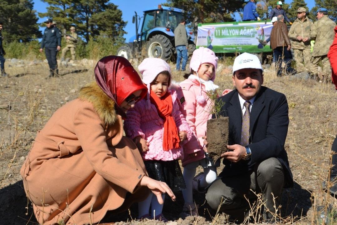 Sarıkamış&rsquo;ta 700 kişilik ekiple 9 bin fidan dikildi