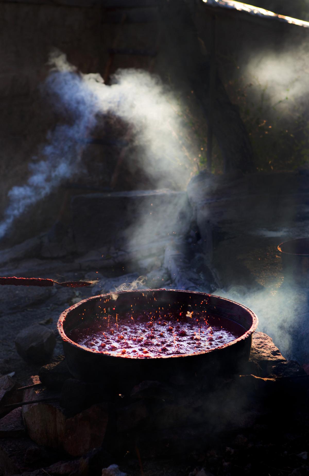 Domates sal&ccedil;ası yapımı: Bir g&uuml;n uğraşıp t&uuml;m kış boyunca yiyorlar