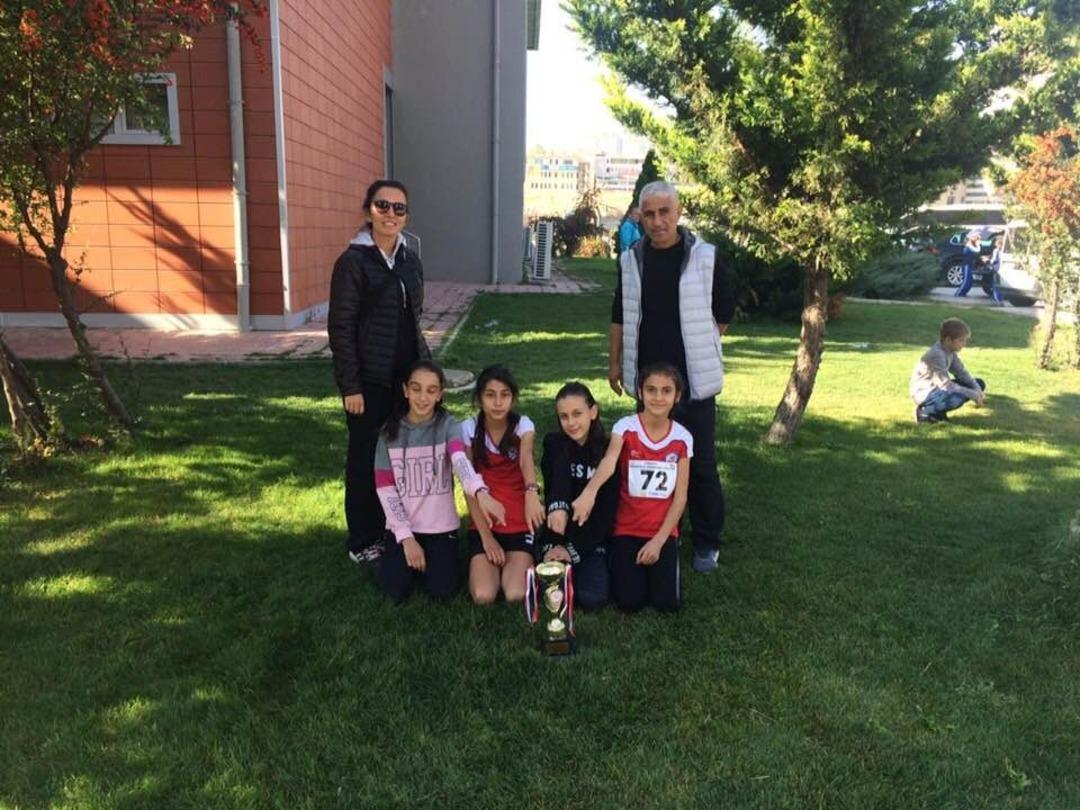 Ispartalı kızlar, 10 Kasım Atat&uuml;rk Koşusu&rsquo;nda takım halinde T&uuml;rkiye 3.&rsquo;s&uuml; oldu